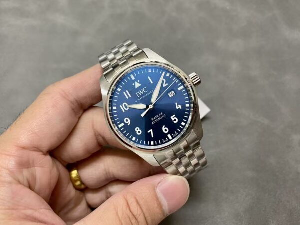 IWC Pilot's Watch Collection with Date Display - 图片 4