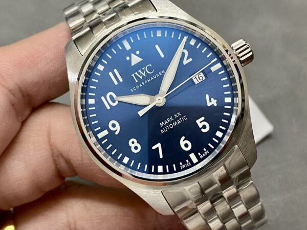 IWC Pilot's Watch Collection with Date Display - 图片 3