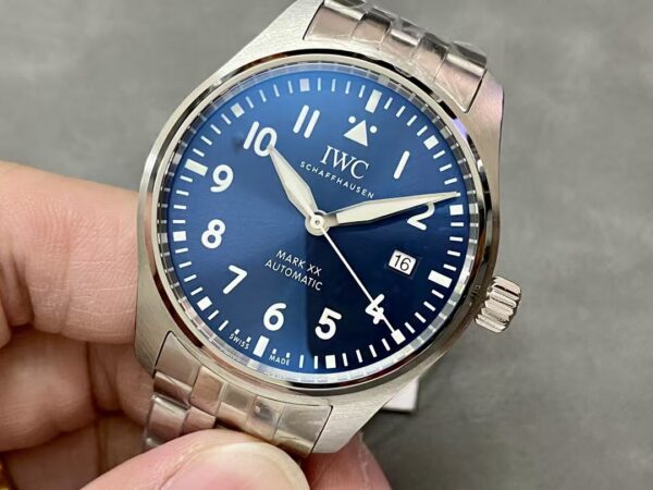 IWC Pilot's Watch Collection with Date Display - 图片 5