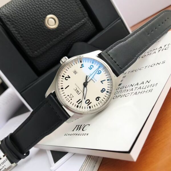 IWC Pilot's Watch Collection with Date Display - 图片 3