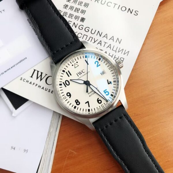 IWC Pilot's Watch Collection with Date Display - 图片 7